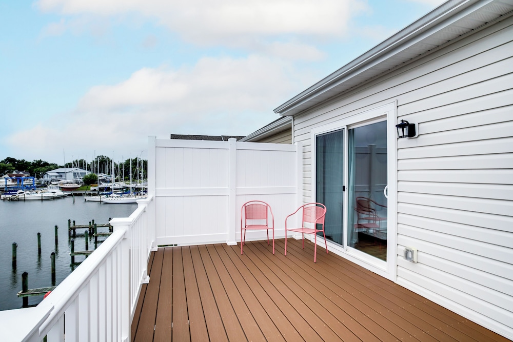 < 1 Mi to Dtwn: Waterfront Townhome in Cambridge!