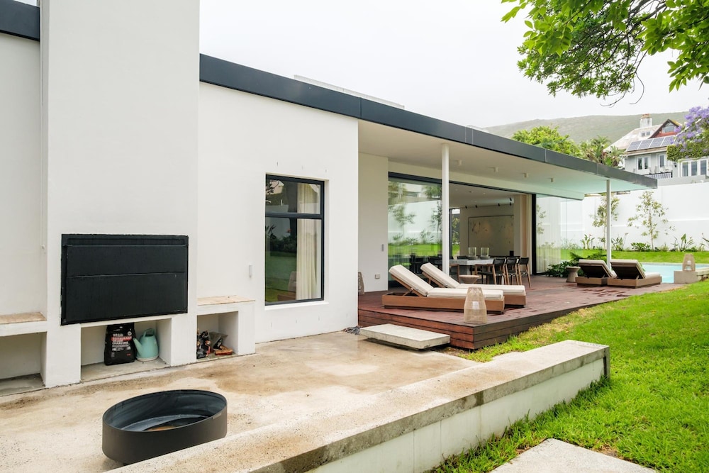 Mountain View Holiday Villa w Garden and Pool Iliwa