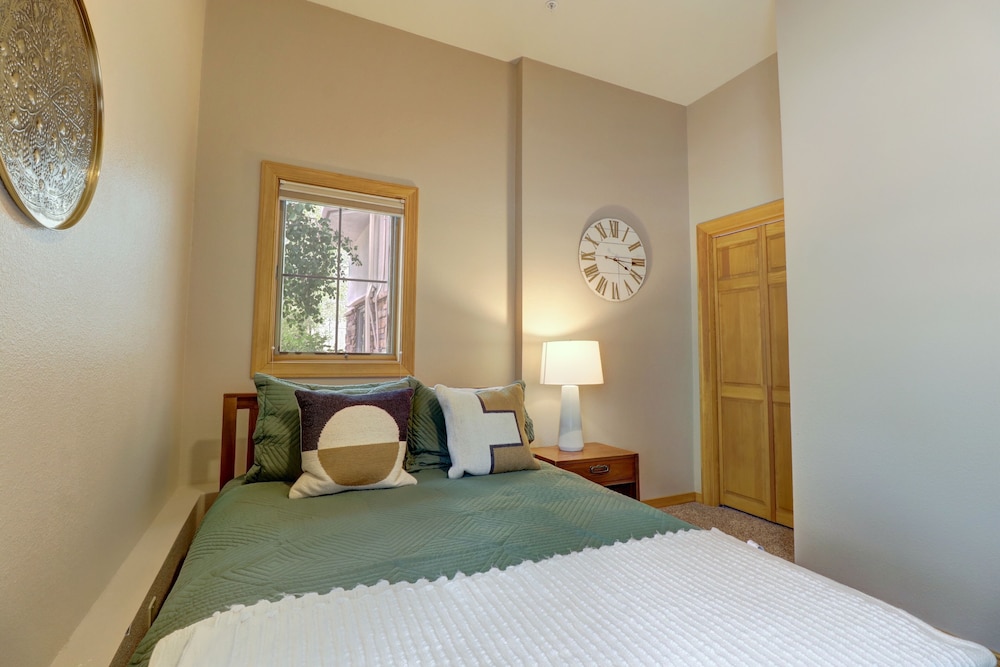 Pet Friendly, Slope-side, Spacious Town Home - ER21 by Redawning view 3