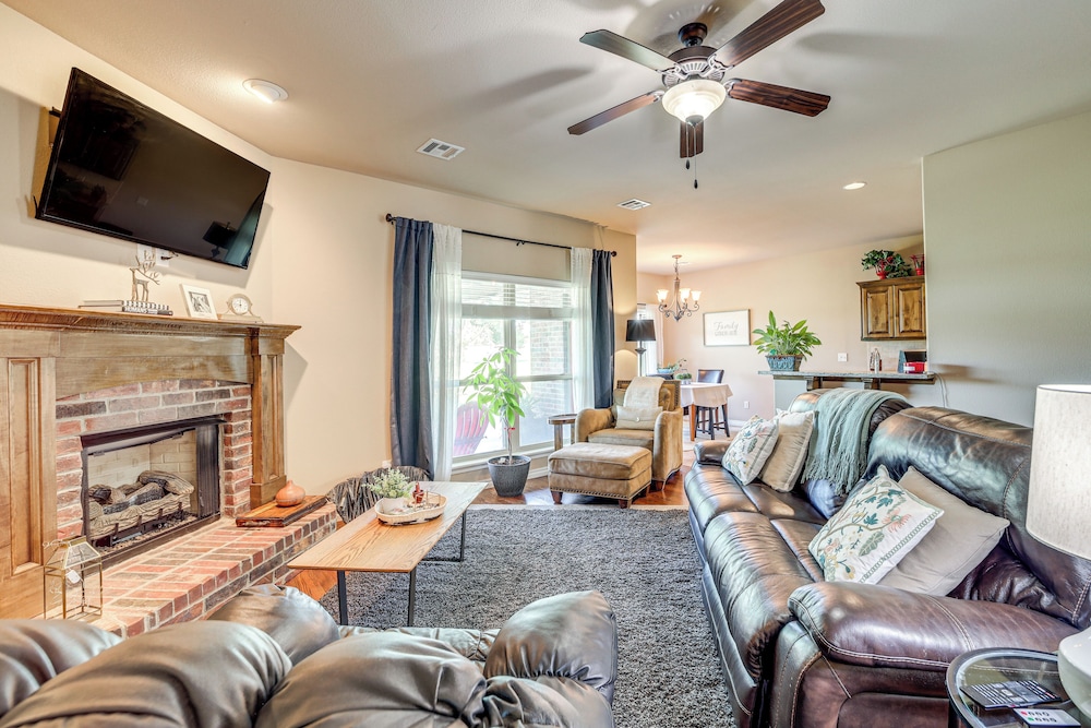 Tulsa Area Retreat w/ Trail Access + Private Patio