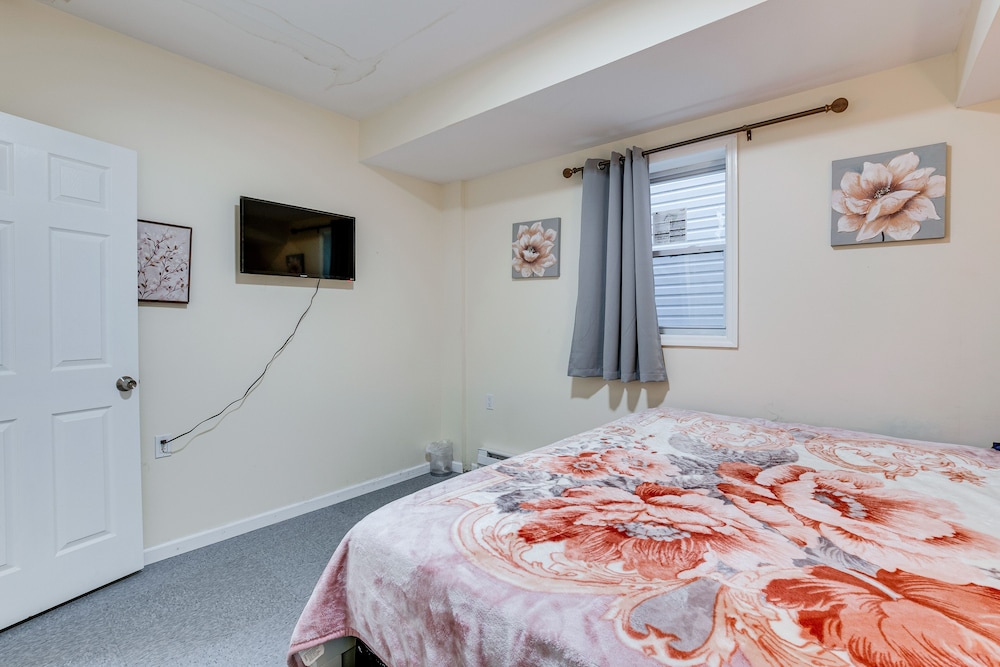 Comfortable Elizabeth Retreat ~ 16 Mi to Manhattan view 2