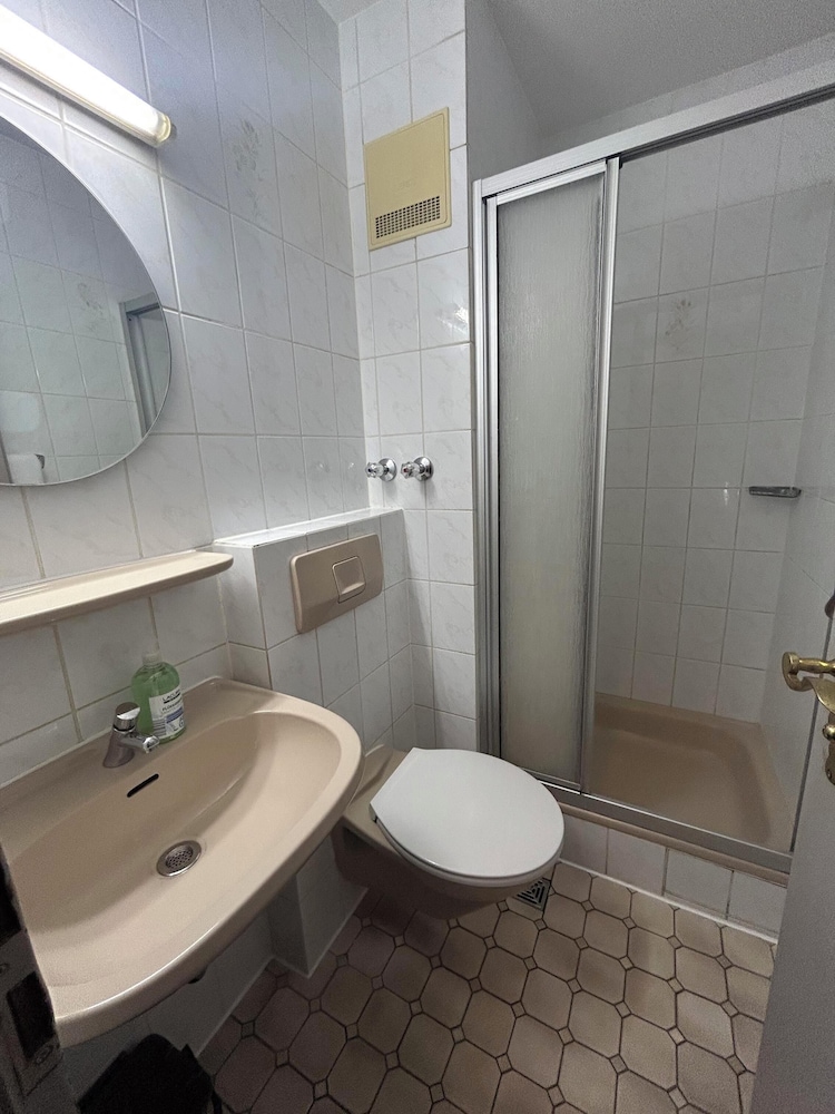 2-Rent Group Hostel Rooms AUB162