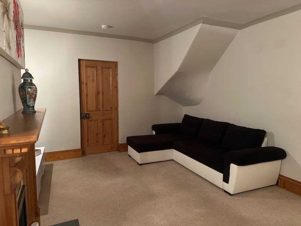 3 Bed Cottage Sleeps 2 With Parking, Garden & Wifi