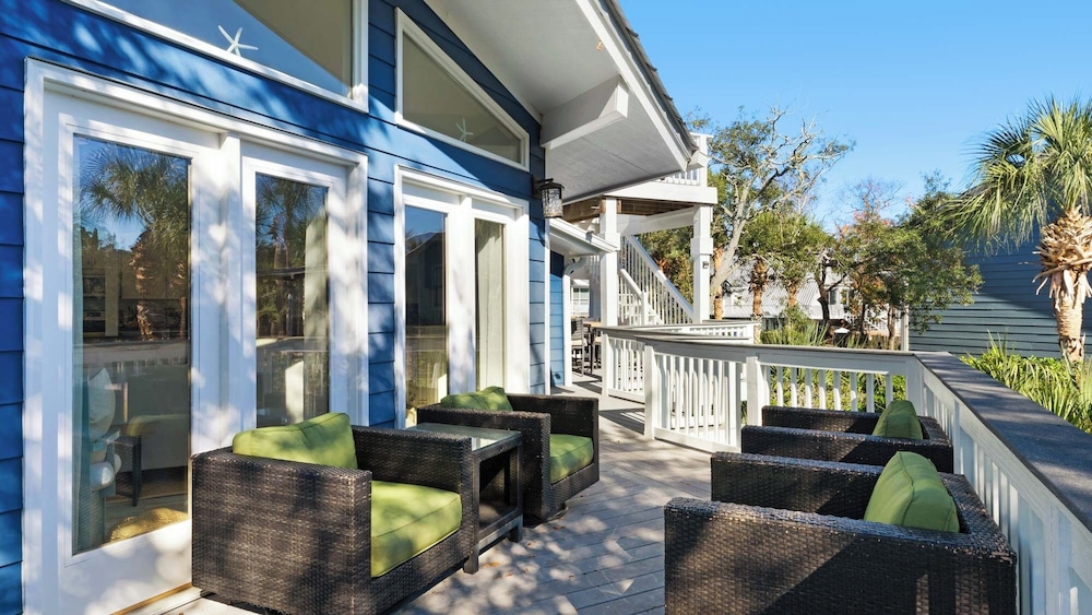 Your Ideal Beach Getaway With Private Pool, Game Room and Close to Beach!