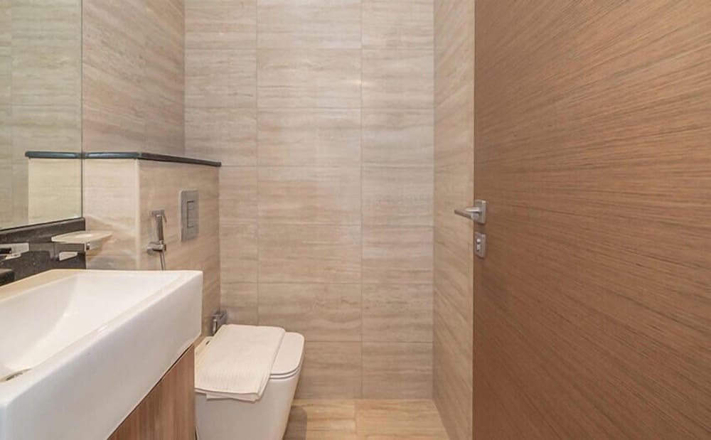 Elegant High Floor 2BR Urban Oasis
