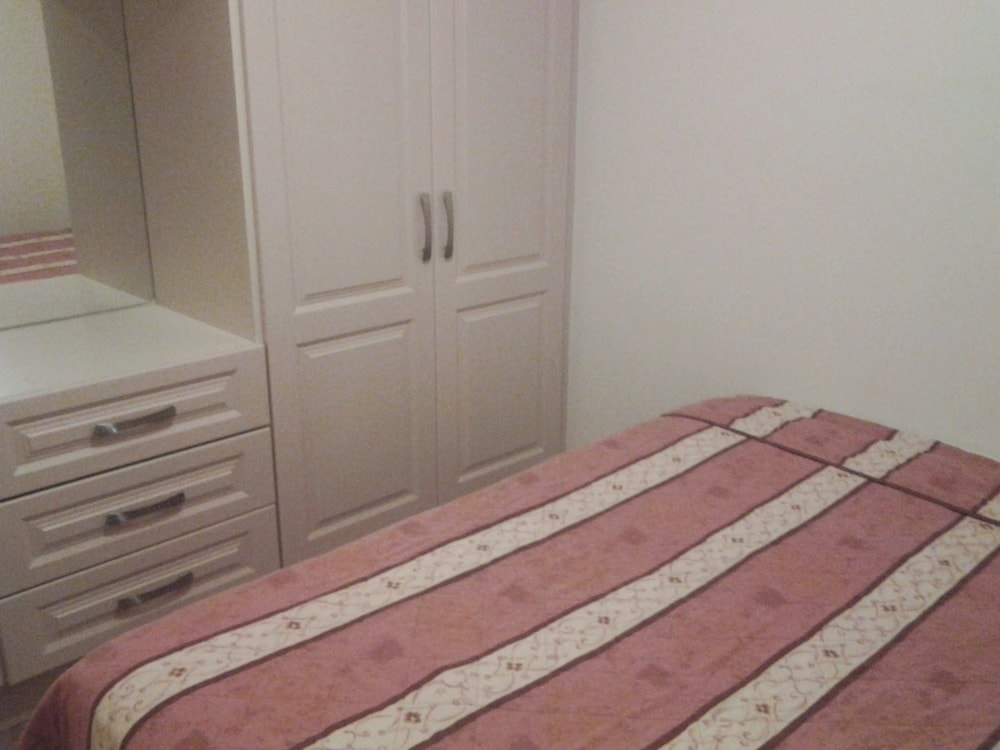 Galway 2-bed Apt, Sleeps 4, 5-min Walk to Station