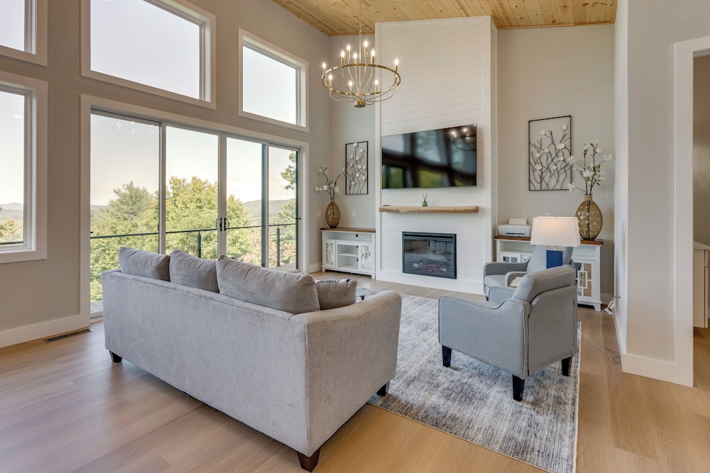 Mtn-view Decks & Fire Pit: Quiet Brasstown Escape
