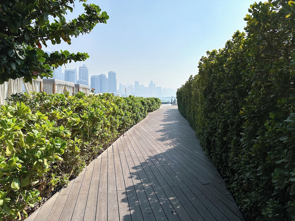 Infinity Pool and Beachfront Apartments - Seven Palm