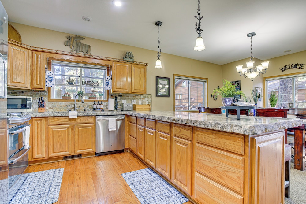 Family-friendly Home w/ Hot Tub in Big Bear!