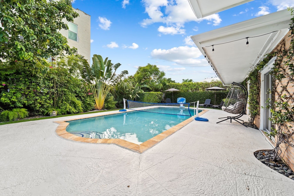 4BR Intracoastal Retreat With Pool, Games & More!