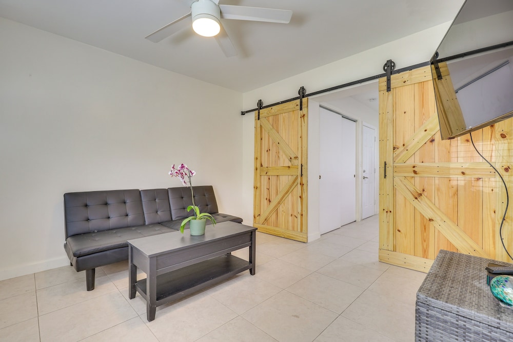 Steps to Pompano Beach: Couple's Retreat w/ Patio!