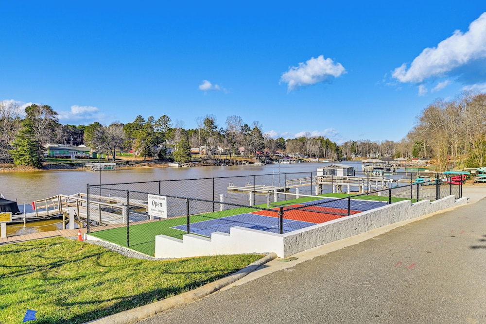 Waterfront Living & Resort Perks! Lake Norman Stay