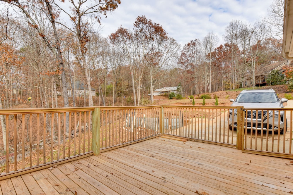 Hike & Sip in North Georgia: Apartment w/ Deck