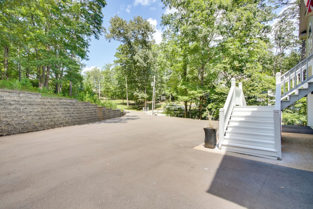 3 Mi to Pickwick Lake: Spacious Family Getaway
