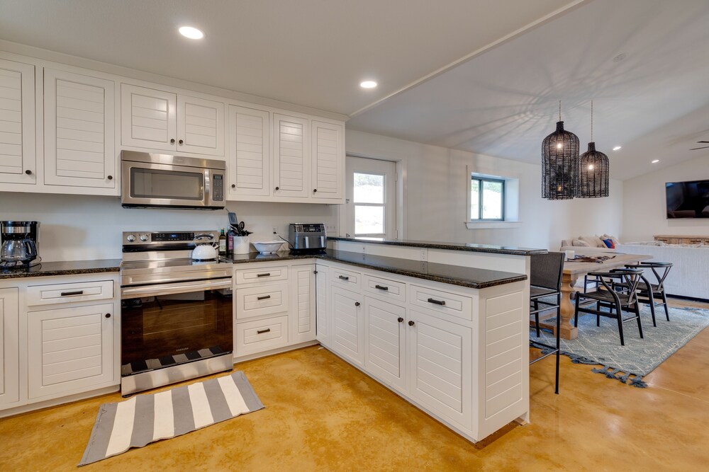 Getaway w/ Fire Pit 5 Mi to Pedernales River! - Property Image 29