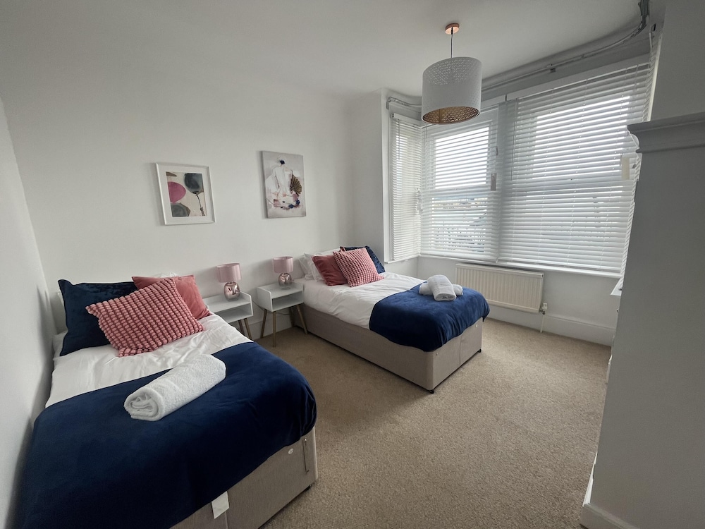 Seaview 2 Bedroom House Sleeps 5 -pets Ok -wifi view 2