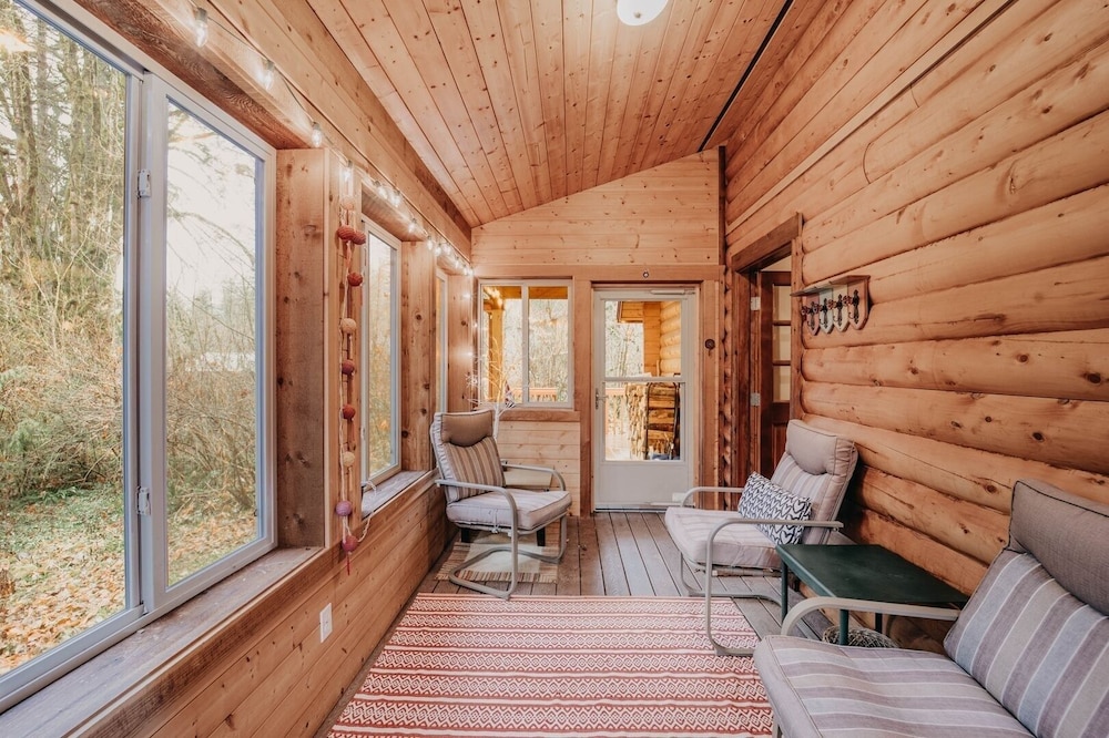 21gs - Log - Pets Ok - Sleeps 6 3 Bedroom Home by RedAwning
