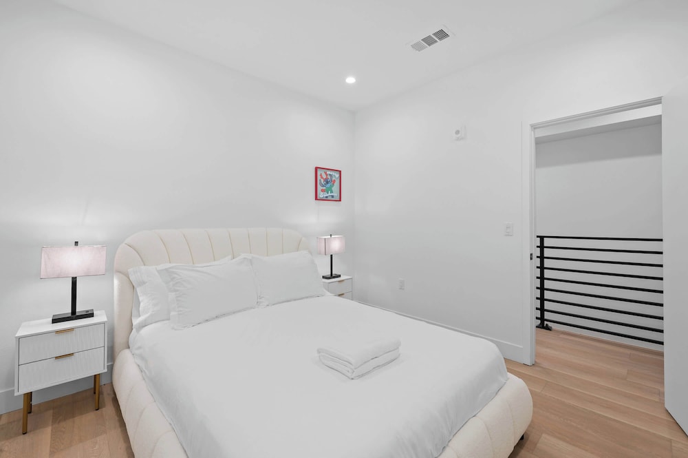 Not Affected by the Fire/modern Spacious Home With Parking & Fully Equipped Kitchen #3