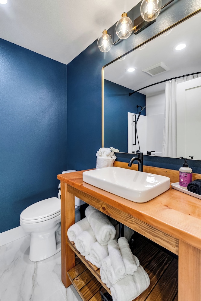 Sunny 3BR Retreat Near Everet Waterfront