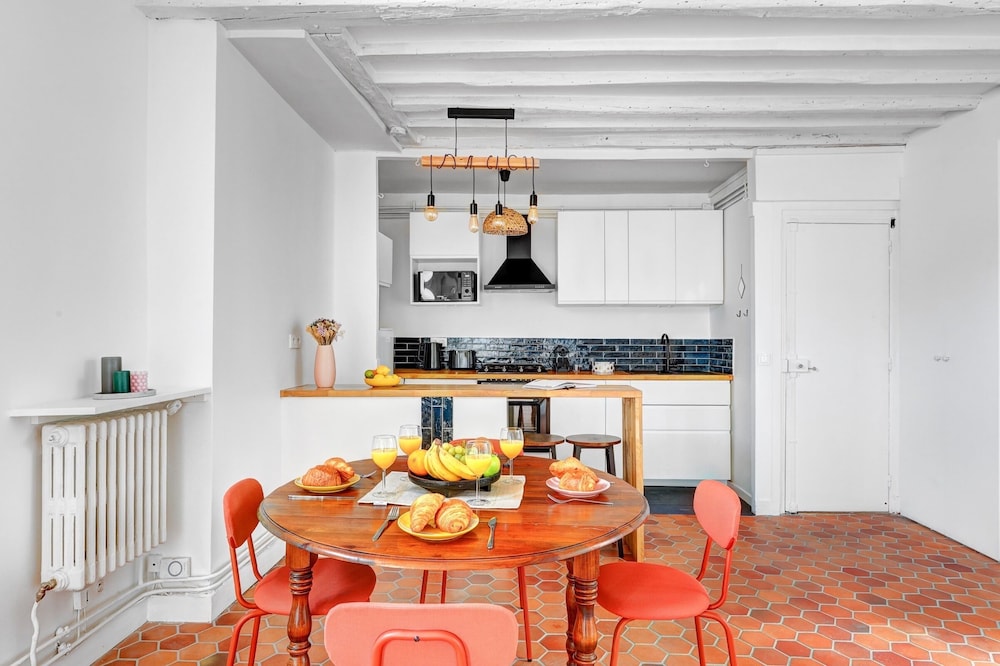 Bright 1BR Bastille Getaway - 4 Guests