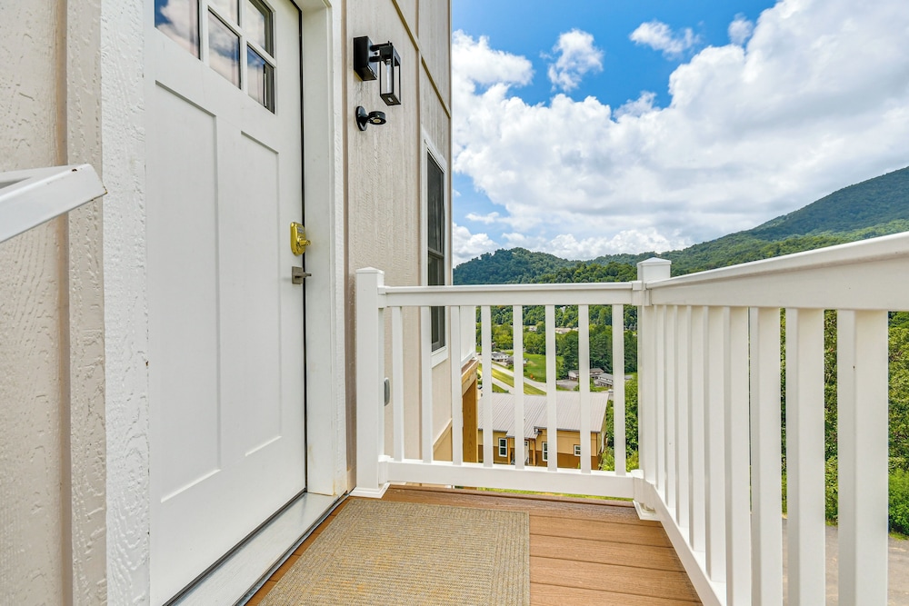 Hike & Ski: Mtn-view Retreat in Maggie Valley!