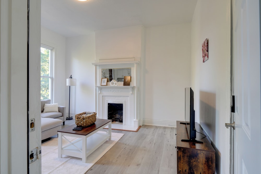 1 Mi to Uofl: Pet-friendly Louisville Apartment!