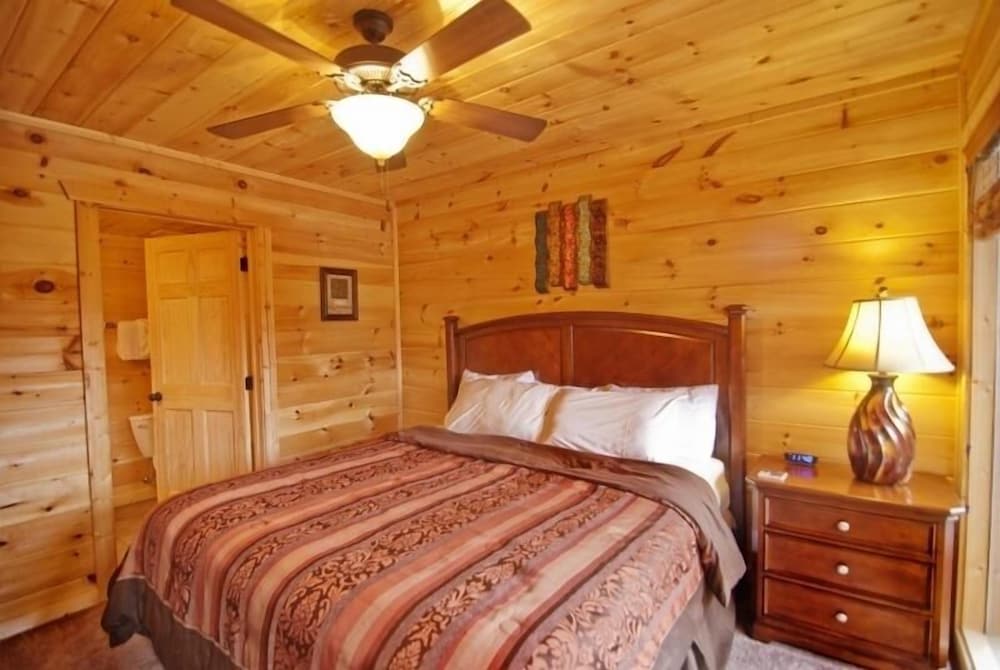 Sleepy Shamrock - 2 Bedrooms, 2 Baths, Sleeps 6 Home by RedAwning