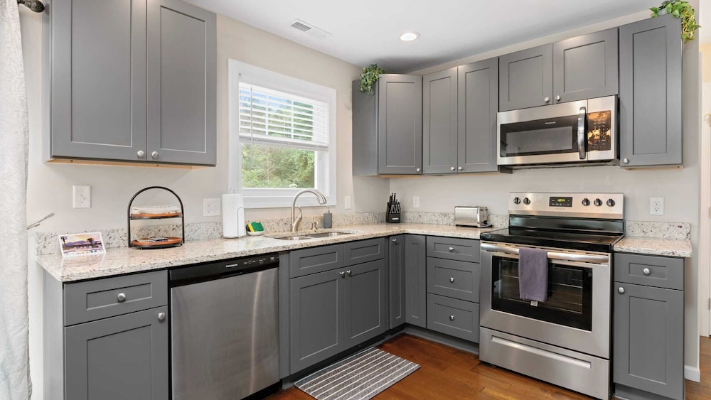10 Townhomes, Sleeps 89 6 Mins to DT Asheville Sycamore Cove by Avantstay
