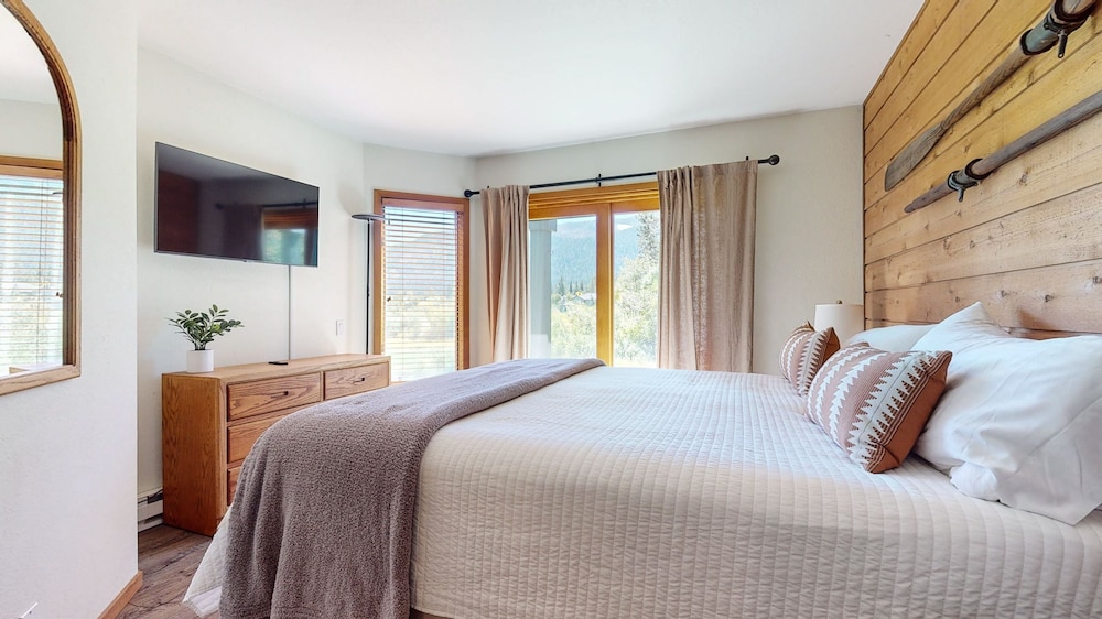 Snowcreek Iii #452 3 Bedroom Condo by RedAwning view 4