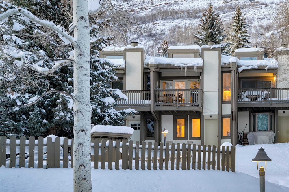 Vail Vista Mountain Retreat w/ Balcony & Views, Near Vail Ski Village