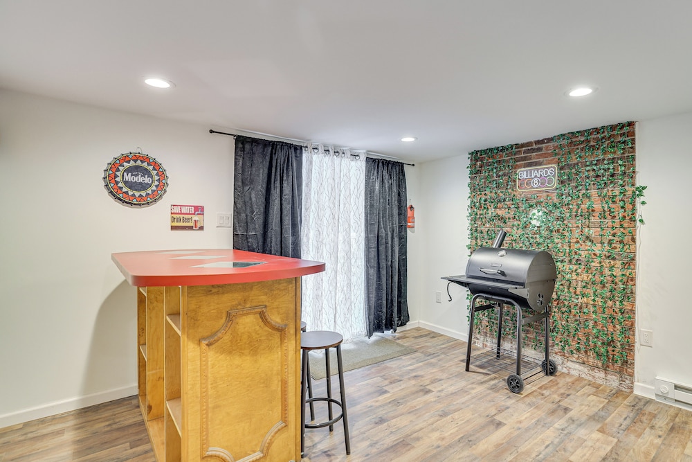 Theater, Game Room & Lake Access: Pocono Retreat