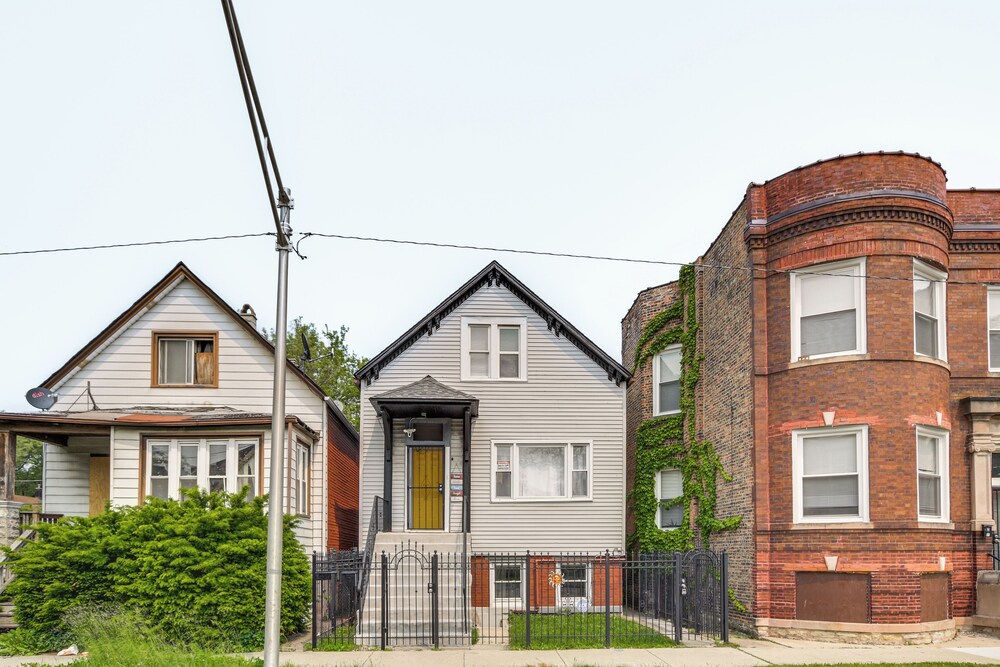 < 2 Mi to Uchicago: Pet-friendly Getaway w/ Yard