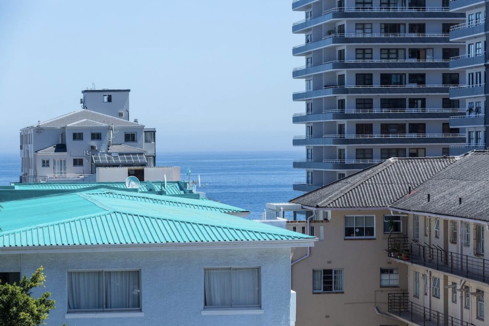 Seaview Bliss a Sunny Apartment and Pool