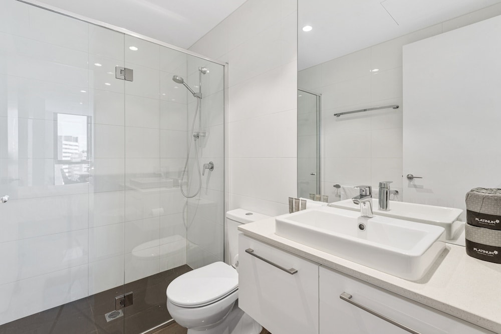 Elegant 2-bed Apartment With Balcony & City Views