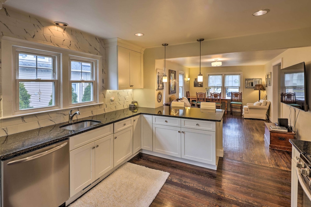 Bridgeport Vacations - Bridgeport Vacation Rental - Walk to Beach! - Property Image 11