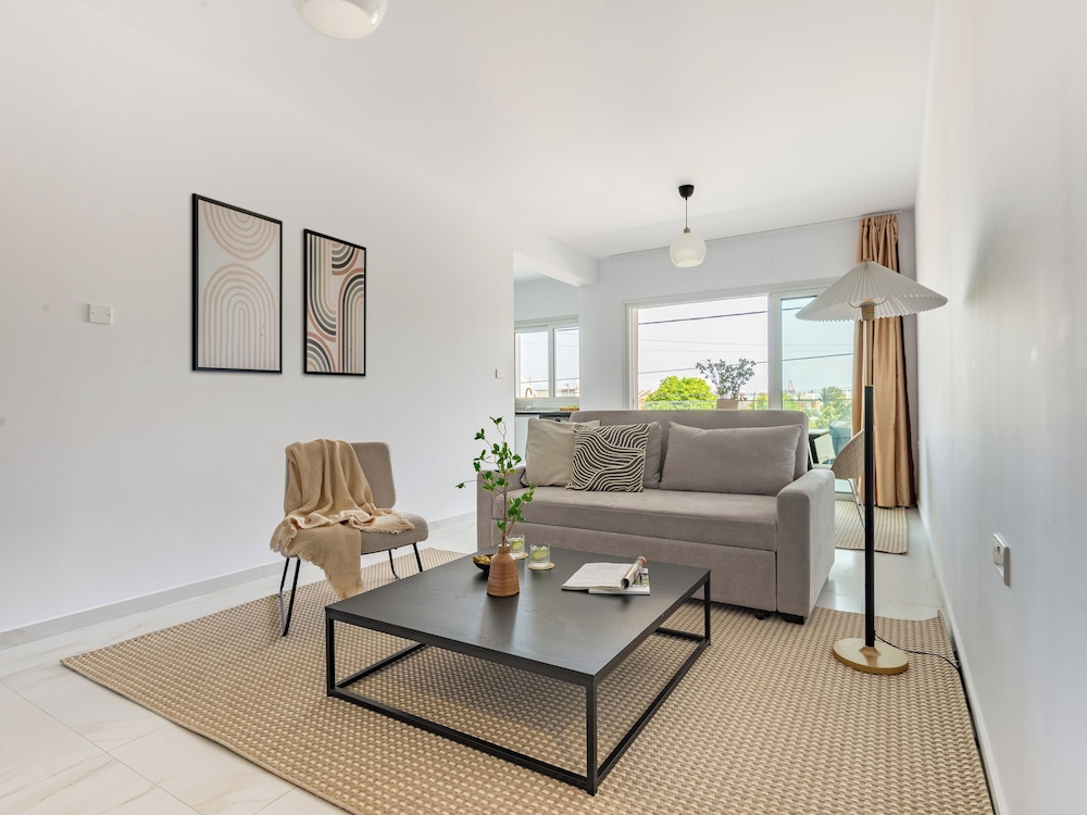 Sanders Cruise - Bright 2-bdr Apt With 2 Balconies
