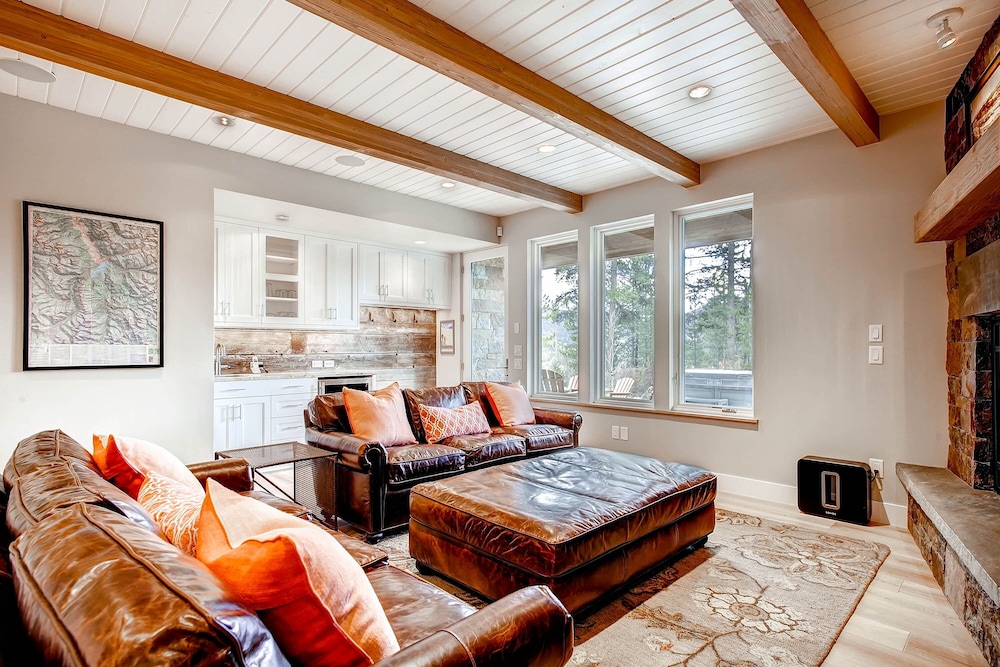 Sunrise Ski Haus 4 Bedroom Home by RedAwning