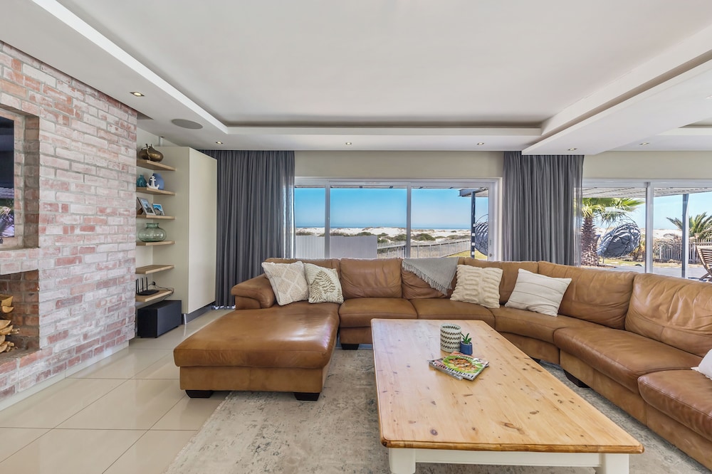 Beachfront, Private Pool, Pizza Oven, Pool Table, Fast Internet, Family Friendly