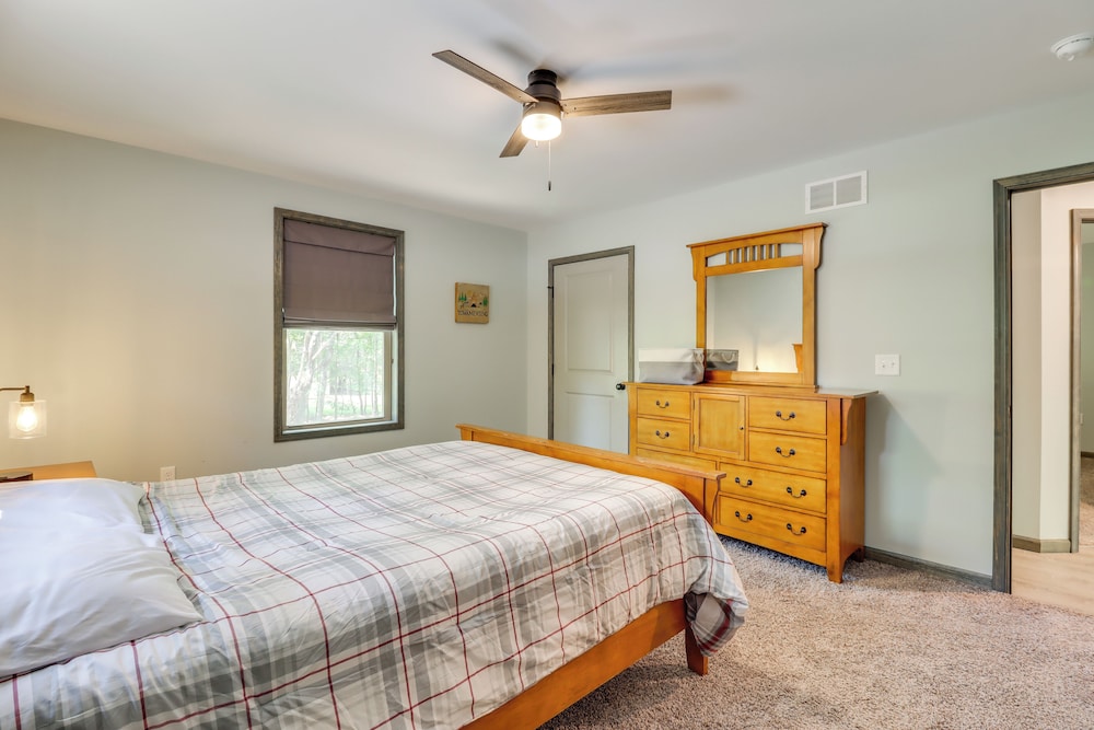 Hot Tub & Community Beach: Albrightsville Home!