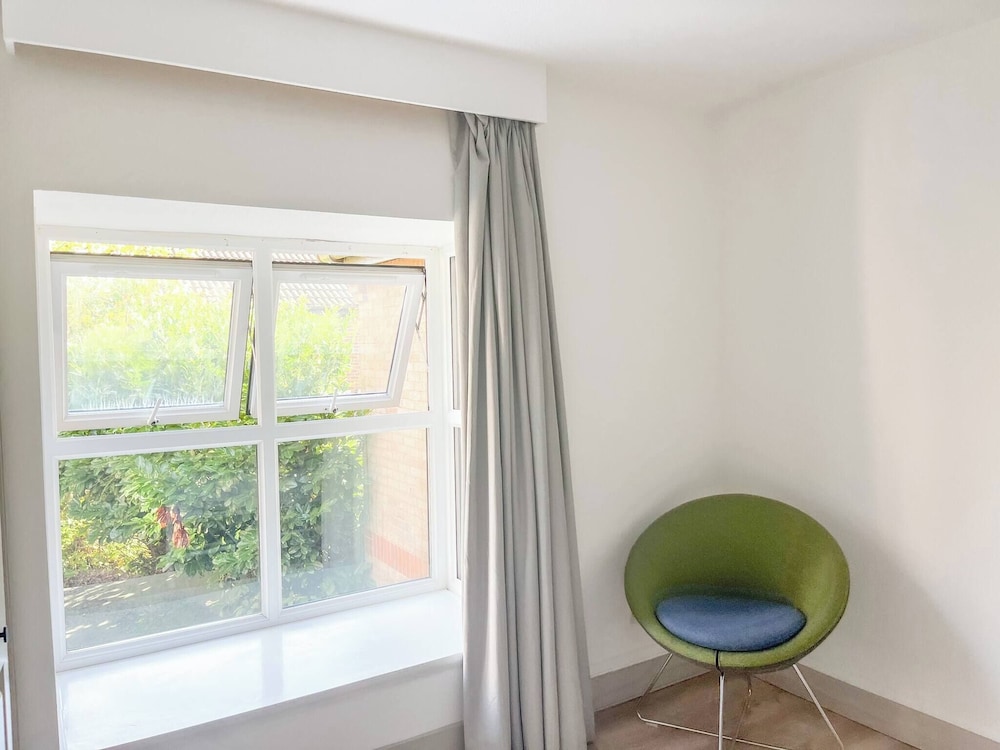 Entire 2 Bedroom House 7m To Station
