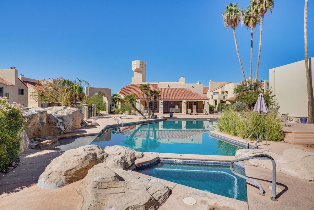 2 Mi to Tucson Mall: Condo w/ Pool & Hot Tub!