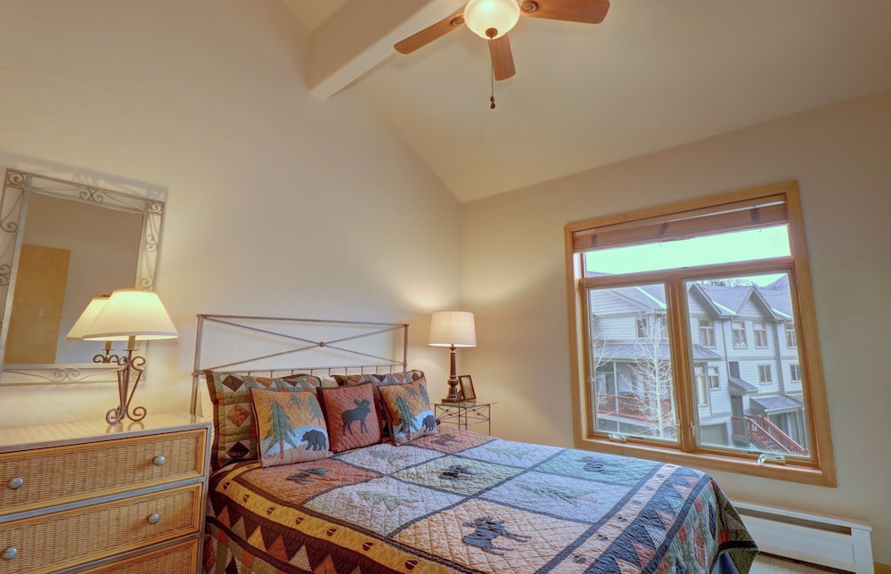 Prospector Point E 4br 3.5ba 4 Bedroom Townhouse by RedAwning view 5