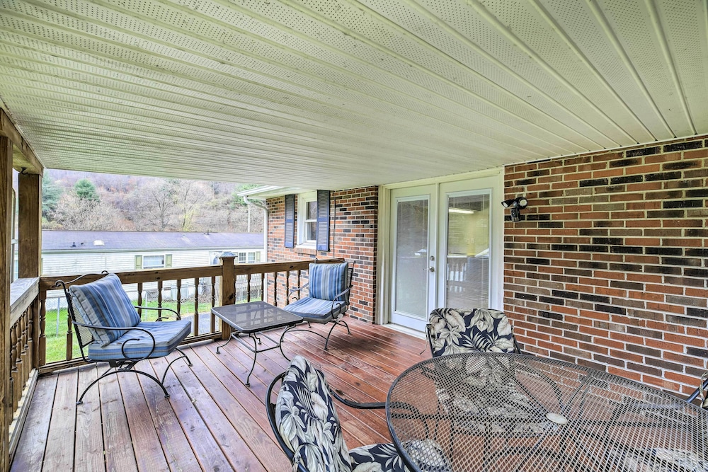 Bluefield Home w/ Covered Deck - Near Parks!