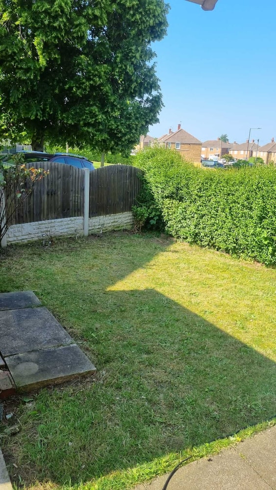 Doncaster-house-sleeps8-parking-garden