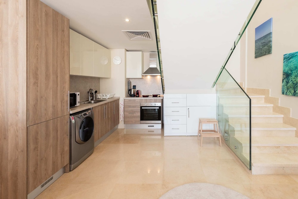 Xuru Stays I Exotic 1bdr w/ Outdoor Terrace Pool & Beach Access