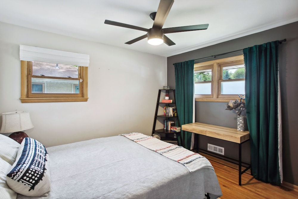 Charming & Bright Crystal Home Rental: Fire Table!, photo 10
