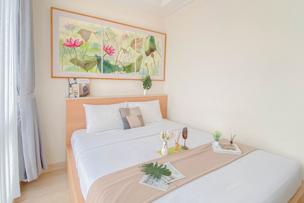 Big and Cozy 1BR with Working Room Menteng Park Apartment