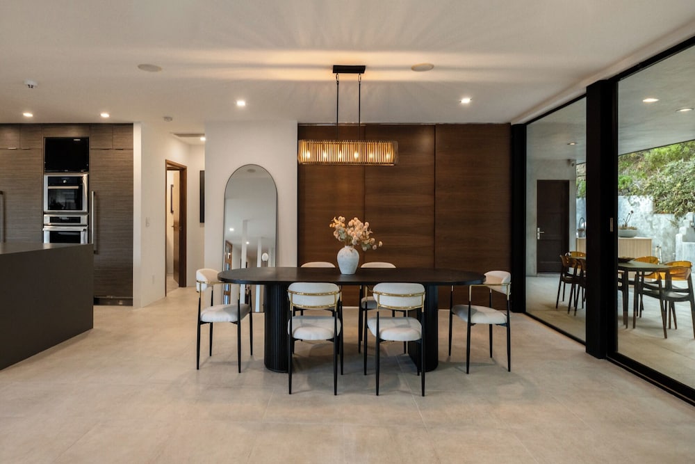 Valea Estate - Secluded Beverly Hills Retreat 1-acre Oasis