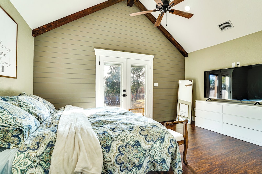 < 2 Mi to Lake Granbury! Family Home w/ Large Yard
