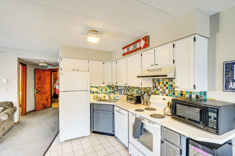 Snow Mountain Condo: Hot Tub + Shuttle to Resort